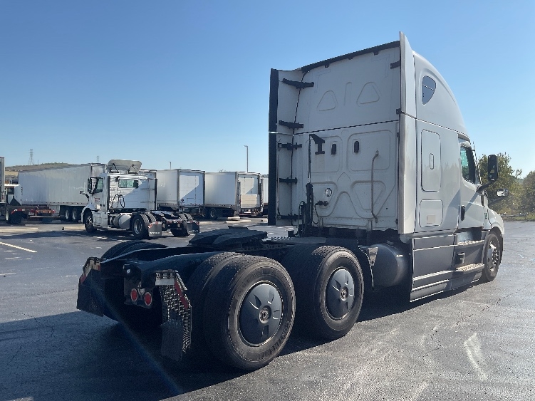 2023 Freightliner Cascadia in Akron, OH — photo 7