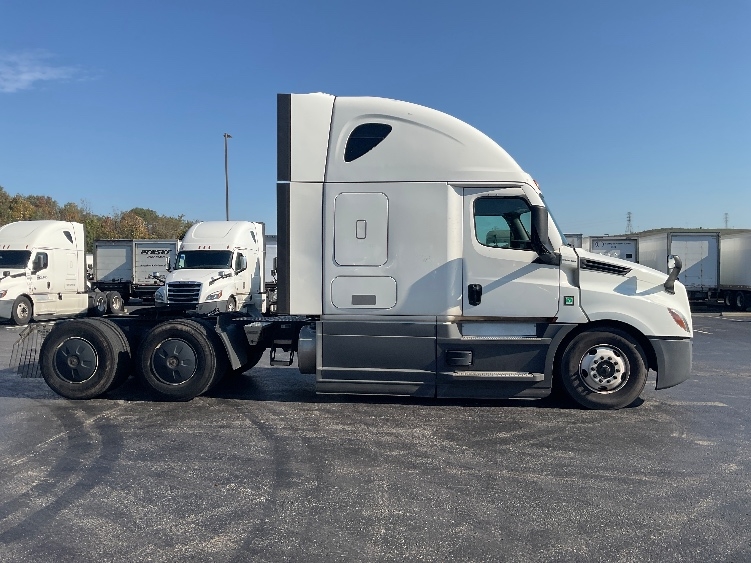 2023 Freightliner Cascadia in Akron, OH — photo 8