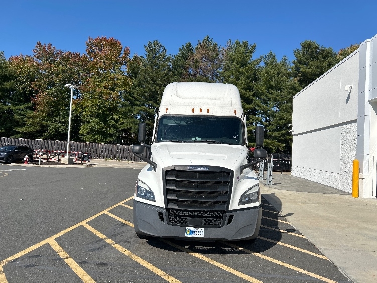 2023 Freightliner Cascadia in North Bergen, NJ — photo 2