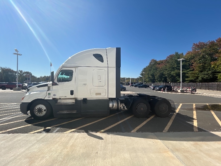 2023 Freightliner Cascadia in North Bergen, NJ — photo 4