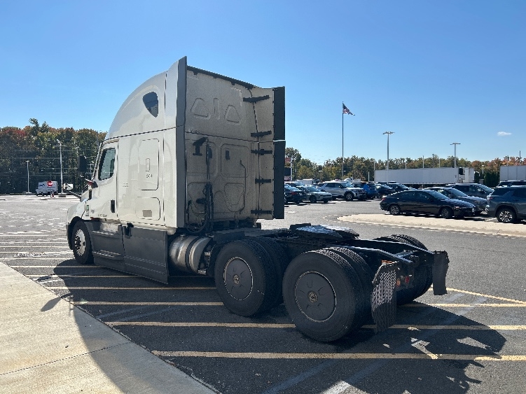 2023 Freightliner Cascadia in North Bergen, NJ — photo 5