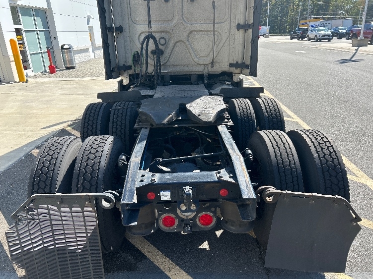 2023 Freightliner Cascadia in North Bergen, NJ — photo 6