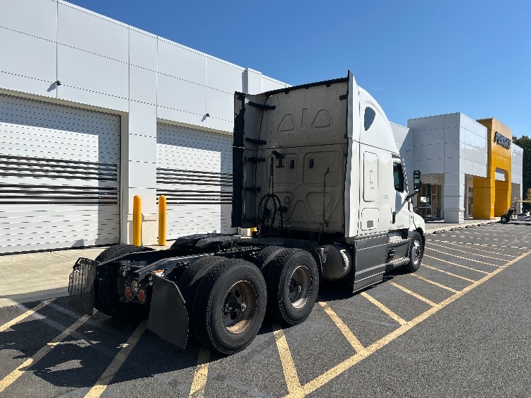 2023 Freightliner Cascadia in North Bergen, NJ — photo 7