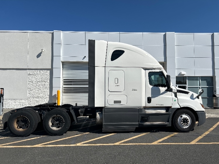 2023 Freightliner Cascadia in North Bergen, NJ — photo 8