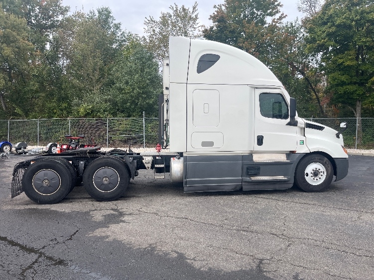 2023 Freightliner Cascadia in Parsippany, NJ — photo 8