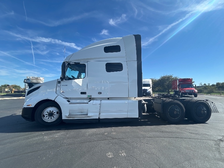 2023 Volvo VNL 760 in Columbus, OH — photo 4
