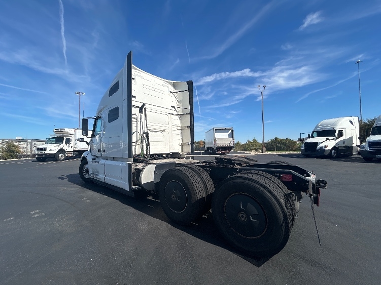 2023 Volvo VNL 760 in Columbus, OH — photo 5