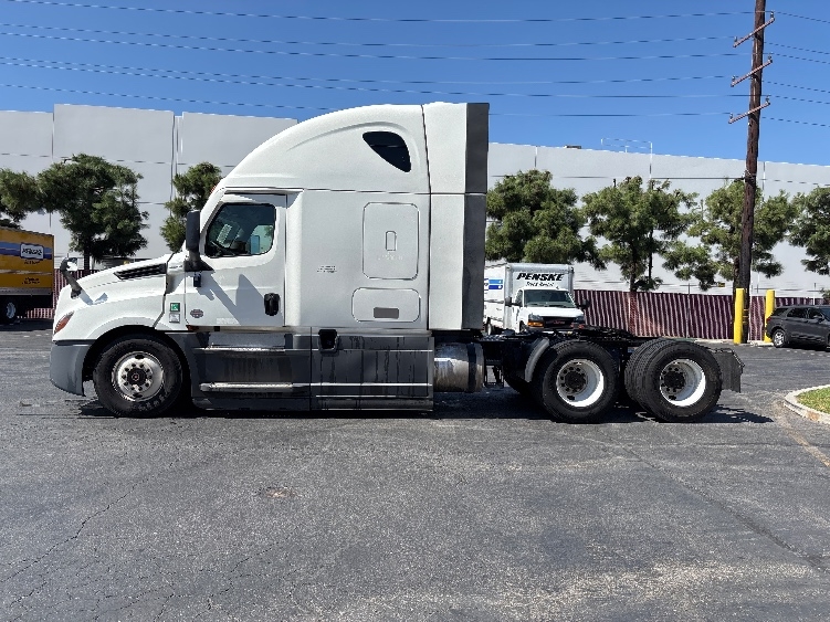 2023 Freightliner Cascadia in Torrance, CA — photo 4