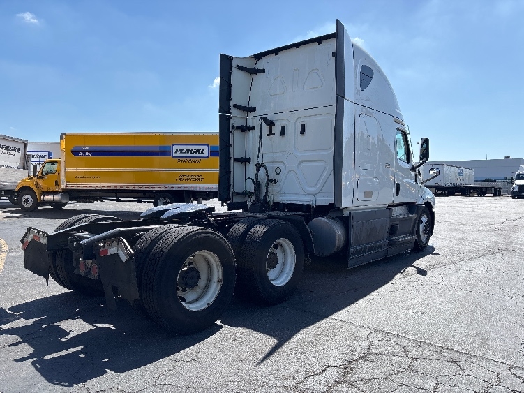 2023 Freightliner Cascadia in Torrance, CA — photo 7