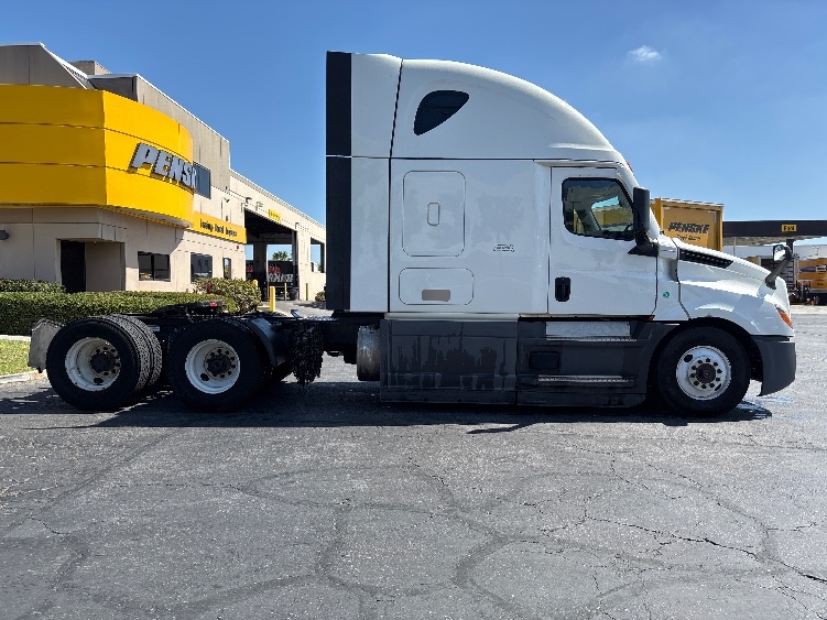 2023 Freightliner Cascadia in Torrance, CA — photo 8
