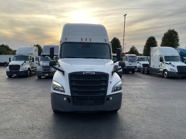 2023 Freightliner Cascadia in Bethlehem, PA — photo 2