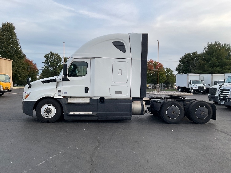 2023 Freightliner Cascadia in Bethlehem, PA — photo 4