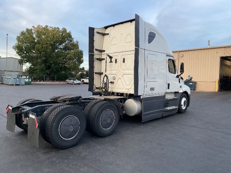 2023 Freightliner Cascadia in Bethlehem, PA — photo 7