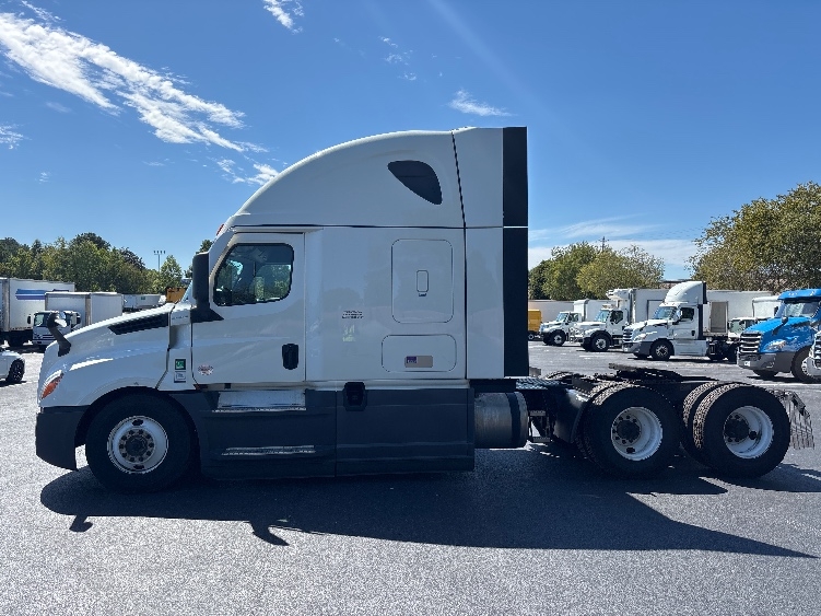 2023 Freightliner Cascadia in Forest Park, GA — photo 4