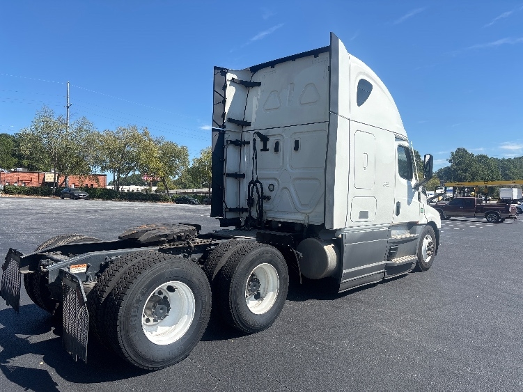 2023 Freightliner Cascadia in Forest Park, GA — photo 7