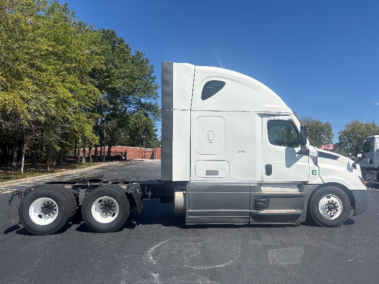 2023 Freightliner Cascadia in Forest Park, GA — photo 8