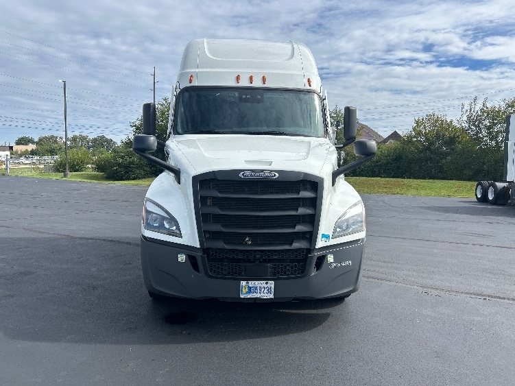 2023 Freightliner Cascadia in Indianapolis, IN — photo 2