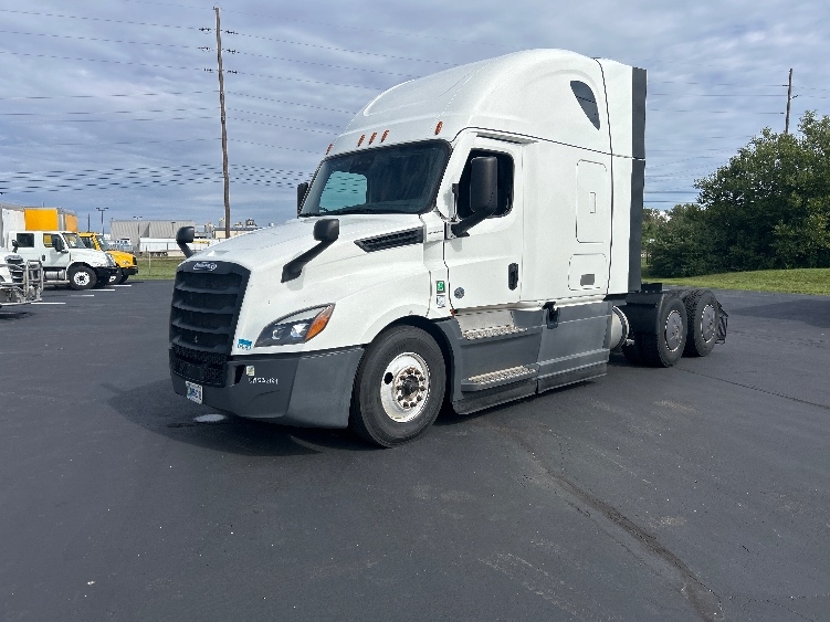 2023 Freightliner Cascadia in Indianapolis, IN — photo 3
