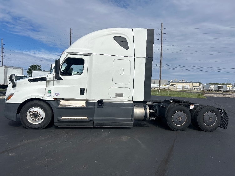 2023 Freightliner Cascadia in Indianapolis, IN — photo 4