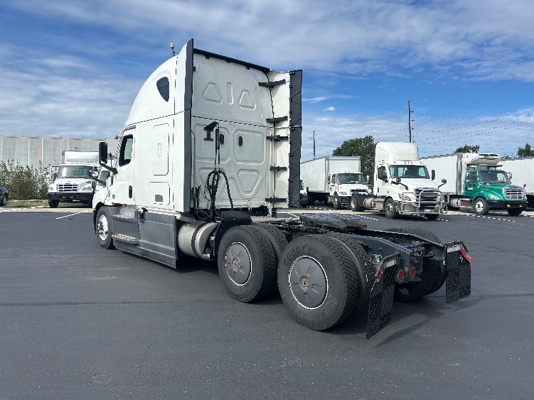 2023 Freightliner Cascadia in Indianapolis, IN — photo 5
