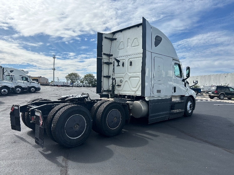 2023 Freightliner Cascadia in Indianapolis, IN — photo 7