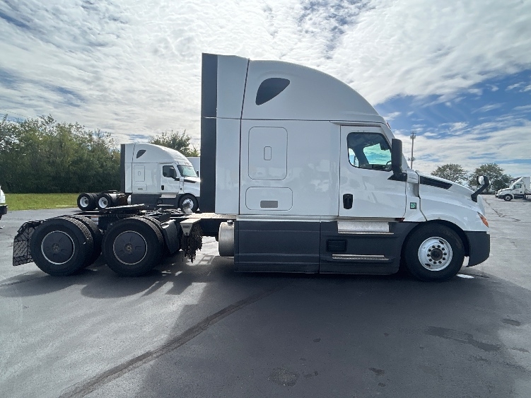 2023 Freightliner Cascadia in Indianapolis, IN — photo 8