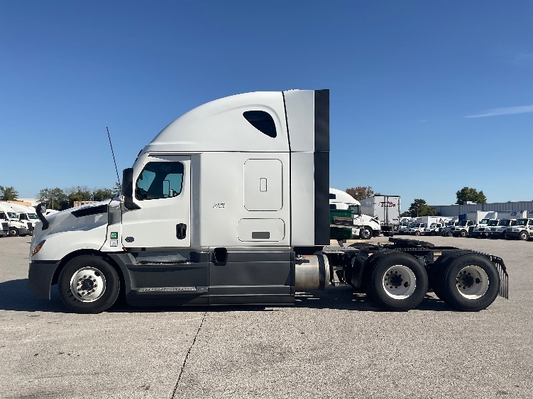 2023 Freightliner Cascadia in Phoenix, AZ — photo 4