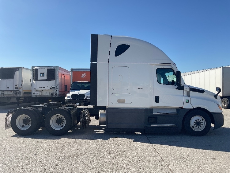 2023 Freightliner Cascadia in Phoenix, AZ — photo 8