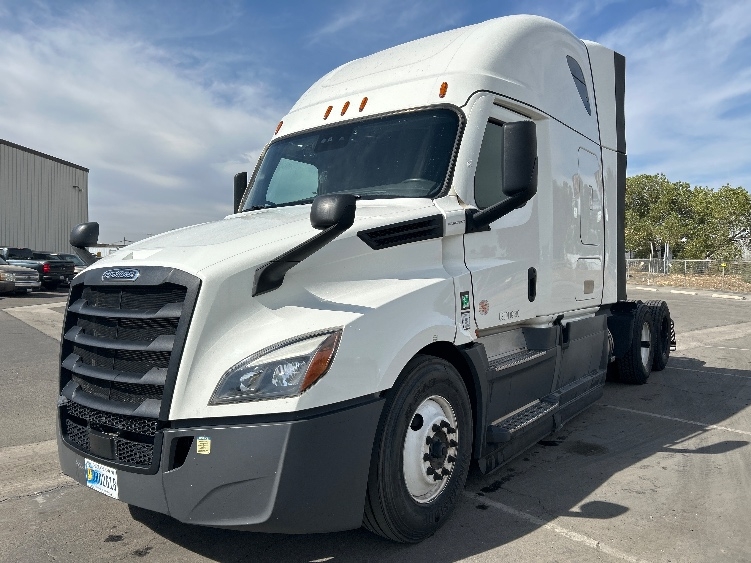 2023 Freightliner Cascadia in Fresno, CA — photo 3