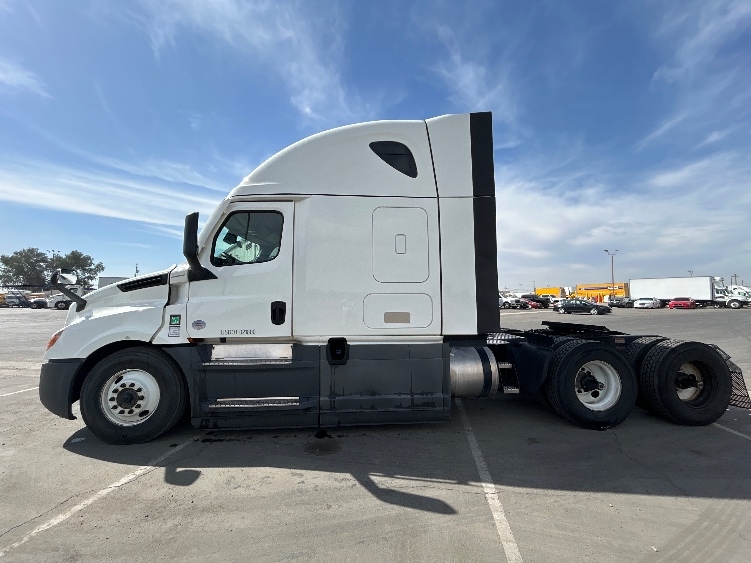 2023 Freightliner Cascadia in Fresno, CA — photo 4