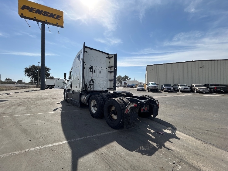 2023 Freightliner Cascadia in Fresno, CA — photo 5