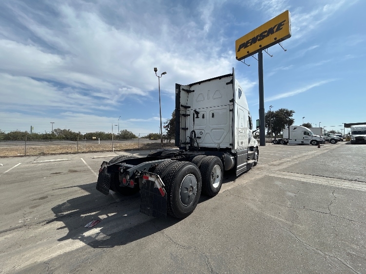 2023 Freightliner Cascadia in Fresno, CA — photo 7