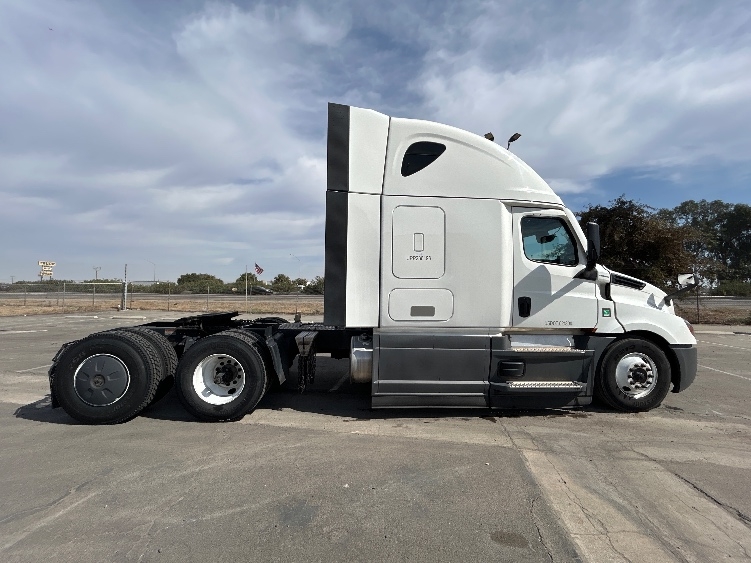 2023 Freightliner Cascadia in Fresno, CA — photo 8