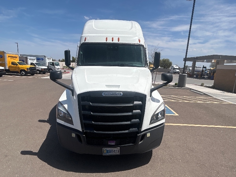 2023 Freightliner Cascadia in Phoenix, AZ — photo 2
