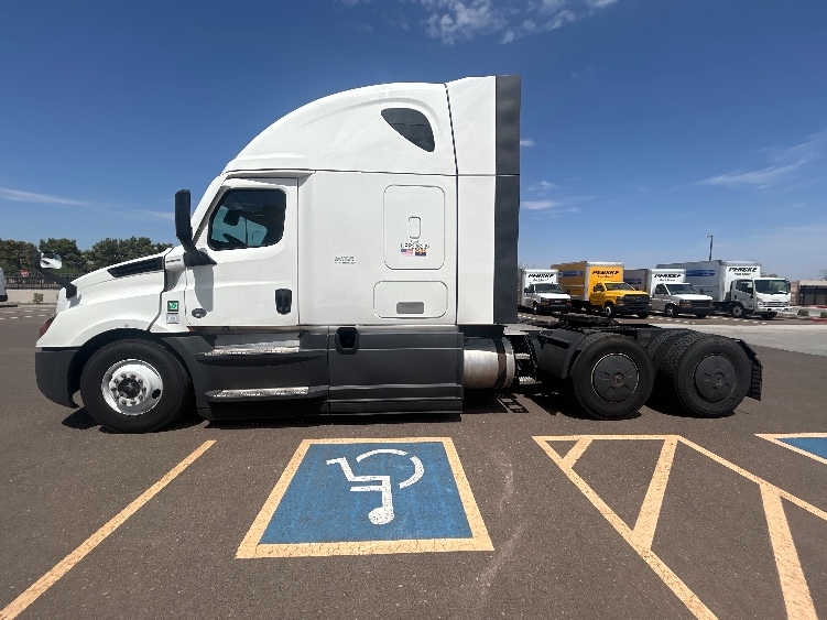 2023 Freightliner Cascadia in Phoenix, AZ — photo 4