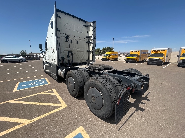 2023 Freightliner Cascadia in Phoenix, AZ — photo 5