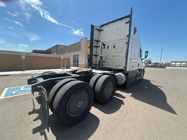 2023 Freightliner Cascadia in Phoenix, AZ — photo 7
