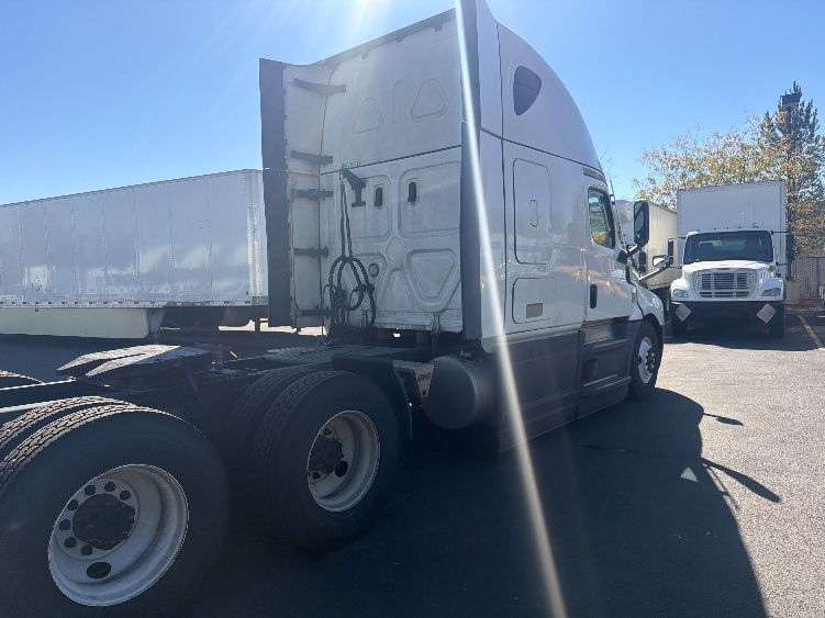 2023 Freightliner Cascadia in West Sacramento, CA — photo 7