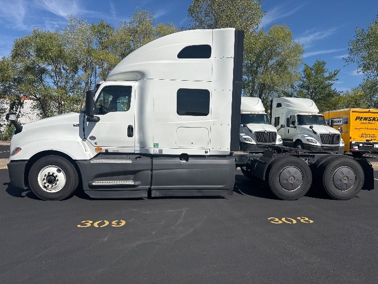 2023 International LT in Brooklyn Park, MN — photo 4