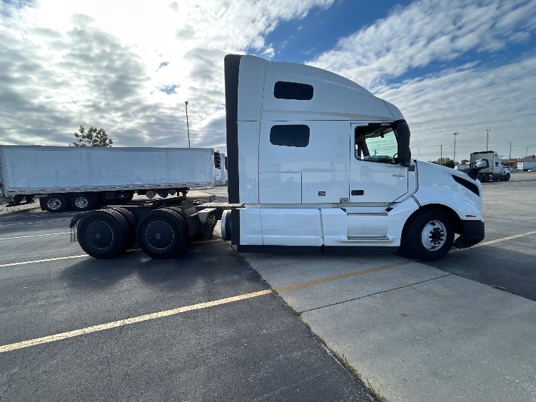 2023 Volvo VNL 760 in Chicago (Chicago Ridge), IL — photo 8