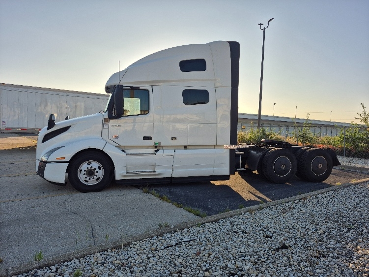 2023 Volvo VNL 760 in Chicago (Chicago Ridge), IL — photo 4
