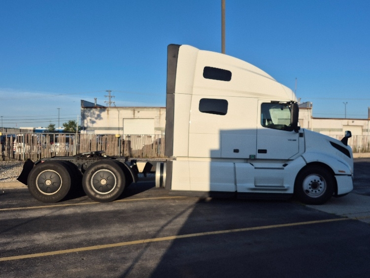 2023 Volvo VNL 760 in Chicago (Chicago Ridge), IL — photo 8