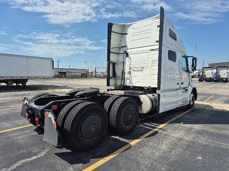 2023 Volvo VNL 760 in Chicago (Chicago Ridge), IL — photo 7
