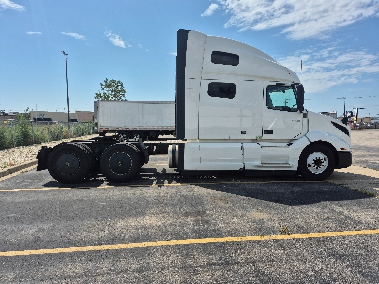 2023 Volvo VNL 760 in Chicago (Chicago Ridge), IL — photo 8