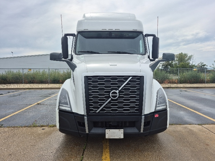2023 Volvo VNL 760 in Chicago (Melrose Park), IL — photo 2