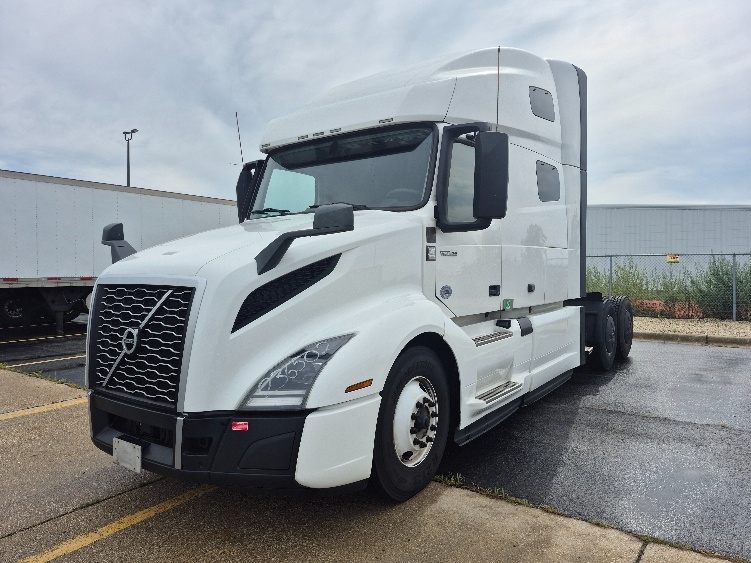2023 Volvo VNL 760 in Chicago (Melrose Park), IL — photo 3