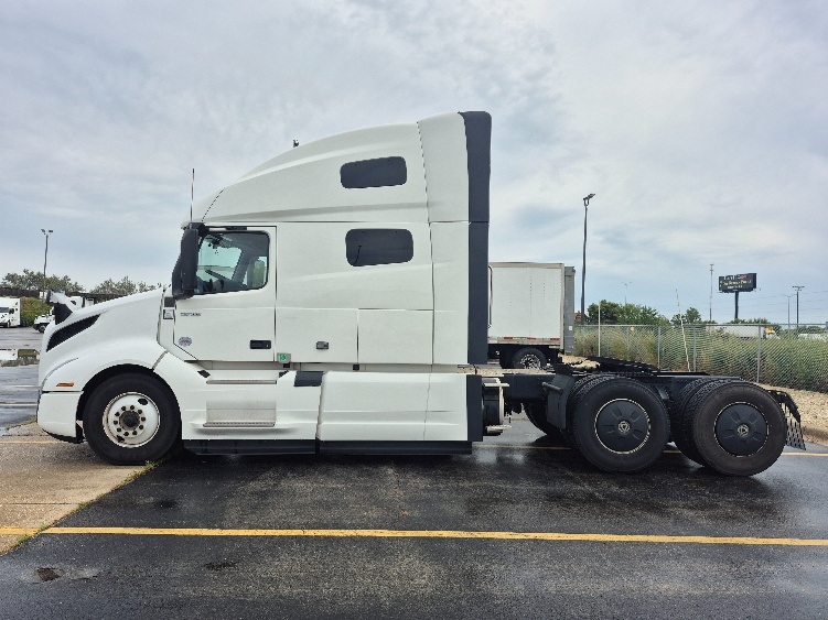 2023 Volvo VNL 760 in Chicago (Melrose Park), IL — photo 4