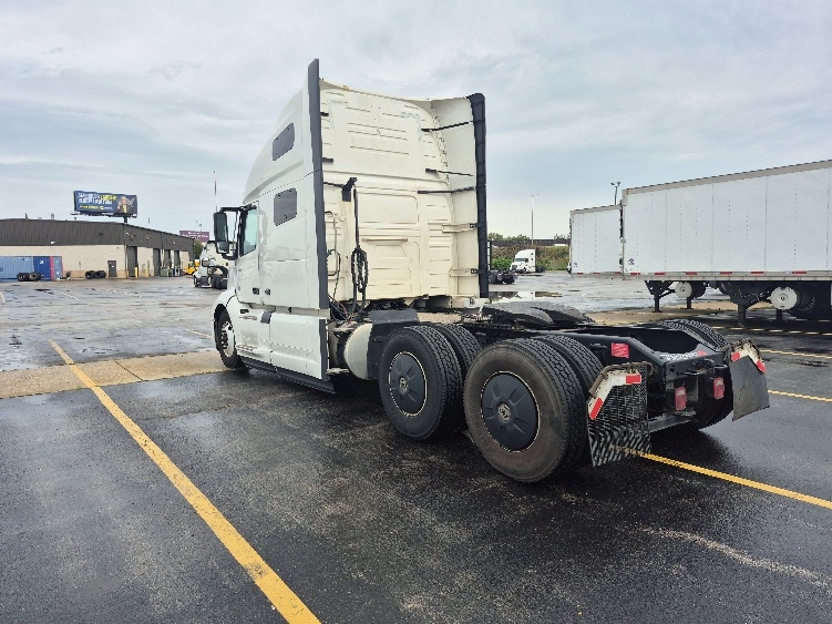 2023 Volvo VNL 760 in Chicago (Melrose Park), IL — photo 5