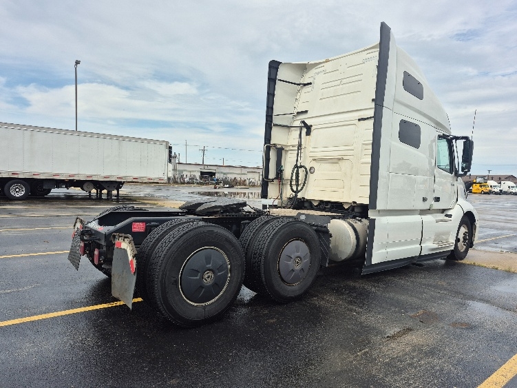 2023 Volvo VNL 760 in Chicago (Melrose Park), IL — photo 7
