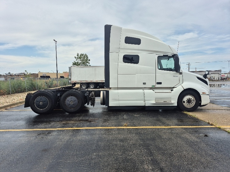2023 Volvo VNL 760 in Chicago (Melrose Park), IL — photo 8